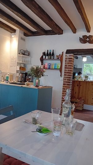 Cosy and intimiste place with 6 tables at À la Table des Célestes in Saint-benoit-sur-loire