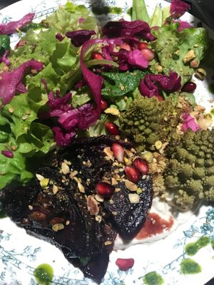 salade accompagnée de légumes rôtis et de Labneh sésame at À la Table des Célestes in Saint-benoit-sur-loire