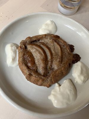 Tartelette poire amande  at À la Table des Célestes in Saint-benoit-sur-loire