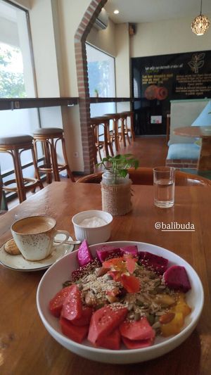 Plato de fruta con semillas at Bali Buda Renon in Denpasar