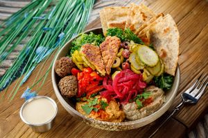 🌿 TREEHOUSE Platter
Flatbread, tempeh, falafel, hummus, eggplant, peppers, pickles, greens & tahini at TREEHOUSE - TST (Tsim Sha Tsui) in Kowloon