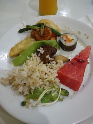 Vegan sushi, green peas on the cob, rice and water mellow. at Clube do Comércio Restaurante Porto Alegre in Porto Alegre