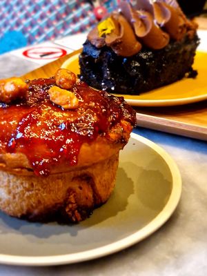 Gâteaux véganes at Bloom Café in Lille