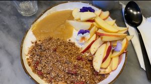 Vegan granola avec vegan yaourt   at Bloom Café in Lille