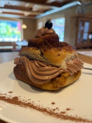 Zimtschnecke mit Schokomouse at Cafe Lume in Serfaus