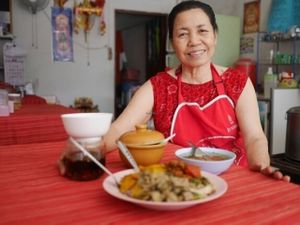 One of the sweet grannies at Chuan Siang in Chiang Mai