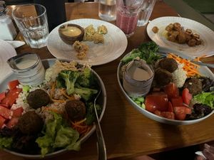 Falafel bowl mit extra tofu und im Hintergrund cowli popcorn ( so lecker) at Nourish - Uluwatu in Pecatu