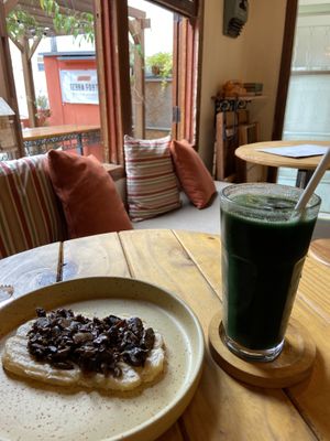 Pão de queijo vegano com cogumelos e suco detox verde  at Empório Terra Forte in Pocos De Caldas