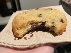 Chocolate chip vegan cookie inside at Dulxioso in Madrid