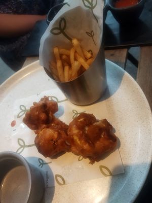 Juro que tenía una gran presentación pero me olvidé tomarle foto antes de empezar jajaj. Son "alitas" de coliflor acompañadas de papitas y verduras. at Alguito Vegano in Mexico City