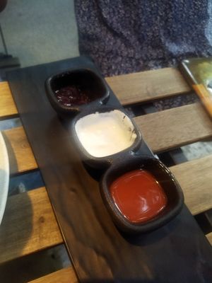 Aderezo y salsas que acompañan a las "alitas" de coliflor. at Alguito Vegano in Mexico City