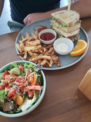 Sandwich mit Seitan, Pommes und Salat at Katzentempel - München in Munich
