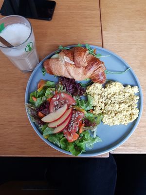 Croissandwich + Scrambled Tofu at Katzentempel - München in Munich