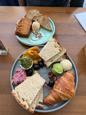 FELLNASEN FRÜHSTÜCK at Katzentempel - München in Munich