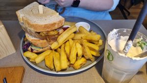 "Prinzessin auf der Kichererbse" (13,90€) with fries (4,00€) at Katzentempel - München in Munich