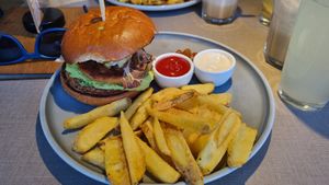 Crispy-No-Chicken-Burger (13,90€) with fries (4,00€) at Katzentempel - München in Munich