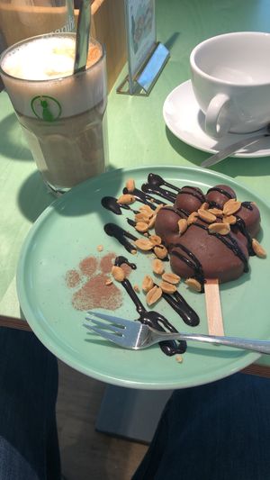 dessert Don't Call It Snickers with a chai latte  at Katzentempel - München in Munich