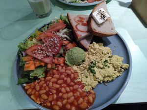 Katerfrühstück mit Erbsen Guacamole 🫛 at Katzentempel - München in Munich