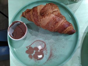 Croissant mit Nuss-Nugat-Creme 🥐 at Katzentempel - München in Munich