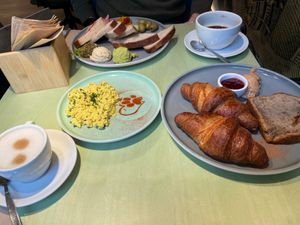 Fellnasen-Frühstück for two with tofu scramble and cappuccino  at Katzentempel - München in Munich