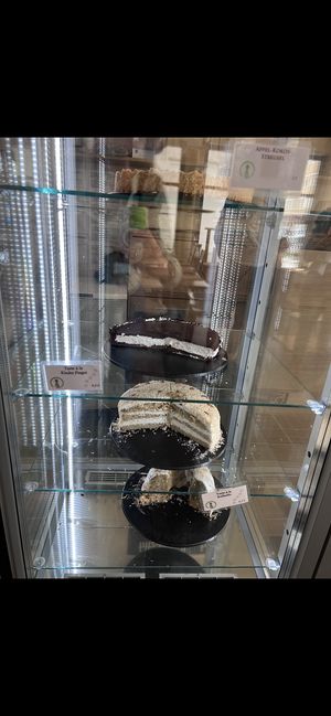 Auswahl veganer Torten und Kuchen  at Katzentempel - München in Munich