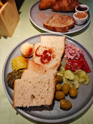 Love hummus and pesto 🤤 at Katzentempel - München in Munich