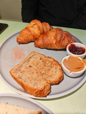 Something for my sweet tooth 🤤 at Katzentempel - München in Munich