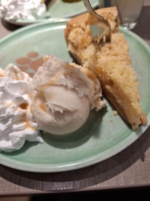 Apfelkuchen mit Vanilleeis at Katzentempel - München in Munich