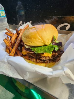 Double patty for the win. Hands down one of the best burgers. Phenomenal service, fresh ingredients, made to order and always delicious. If you haven't already make sure to stop by at ON THE RUN Vegan in Miami