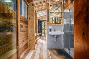 In unseren tinyhäusern findest du Platz für deine ruhige Auszeit, jedes individuell, ob allein oder zu Zweit, es ist der ideale Rückzugsort at Seminarzentrum der Baum in Inzersdorf Im Kremstal