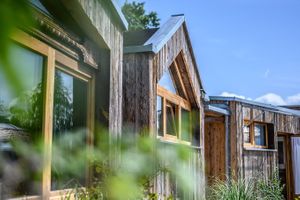 Erlebe die Ruhe in unseren tinyhäusern, inmitten von Blumen, Bäumen und Vogelgezwitscher at Seminarzentrum der Baum in Inzersdorf Im Kremstal