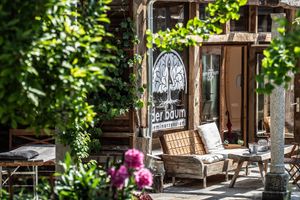 Der Platz vor dem Seminarraum Dom lädt ein zum Verweilen, zum gemütlich Kaffeetrinken oder dem Genuss des veganen Frühstücks. Gestaltung mit alten Materialien und modernes Desi at Seminarzentrum der Baum in Inzersdorf Im Kremstal