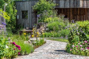 Spaziergang zum Teich oder auf dem Weg in die Sauna. Überall gibt es schöne Plätze zum Entdecken und Verweilen. at Seminarzentrum der Baum in Inzersdorf Im Kremstal