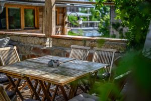 Die überdachte Terrasse beim Seminarraum Heuboden läßt dich das erlebte integrieren und macht Lust weiterzugehen, weiter zu tanzen weiter zu lachen, Welch eine Freude at Seminarzentrum der Baum in Inzersdorf Im Kremstal
