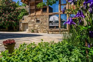 Viel Platz vor dem alten Haus wo im Seminarraum Heuboden Yoga praktiziert, gesungen und getanzt wird. Genieße die Atmosphäre und Energie dieses Platzes at Seminarzentrum der Baum in Inzersdorf Im Kremstal