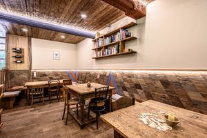 Im Aufenthaltsbereich des Seminarraums Heuboden gibt es veganes Frühstück und du kannst Dir spannende Bücher finden umgeben von der alten Bausubstanz des alten Stalls at Seminarzentrum der Baum in Inzersdorf Im Kremstal