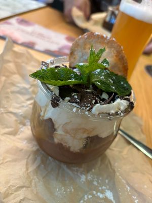 Schokoladeneis mit Banane sowie Salz-Karamell- und Schokoladensoße at Wilma Wunder in Hannover