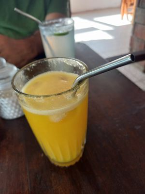 Fresh Mango Juice & Limonada. With metal straws ♡ at Cafeteria Veggie Carimbó in Playa Zipolite