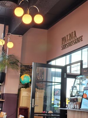 Indoor seating incl a nook at Palma Stasjonskafe in Sarpsborg