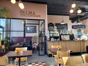 Indoor seating at Palma Stasjonskafe in Sarpsborg