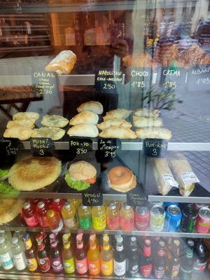 Variedad de dulces y salado at Santoni - When food is the solution in Barcelona