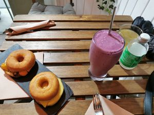 Fake chicken and cheddar fried donut and another one with fake ham and cheese. Smoothie and kombucha at Santoni - When food is the solution in Barcelona