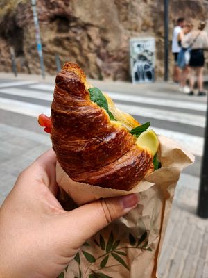Vegan croissant with ham and cheese at Santoni - When food is the solution in Barcelona