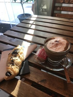 Chocolate crossaint + Cappuccino for less than 4€ at Santoni - When food is the solution in Barcelona