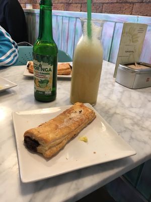 Chochlat Croissant with a mango Smoothie and a Moringa Lemonade at Santoni - When food is the solution in Barcelona