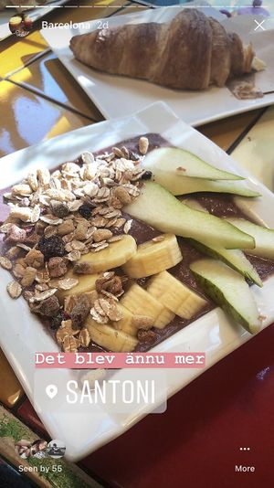 Breakfast, acai bowl at Santoni - When food is the solution in Barcelona