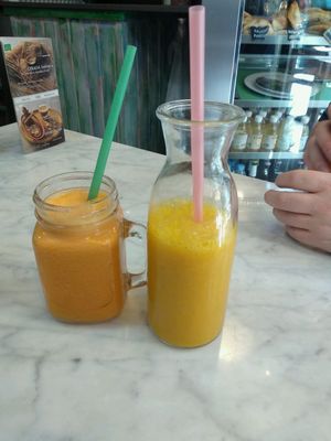 Mango Juice & Carrot, Orange & Ginger Detox Juice at Santoni - When food is the solution in Barcelona