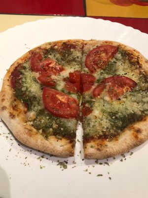 Vegan Capresre pizza at Santoni - When food is the solution in Barcelona