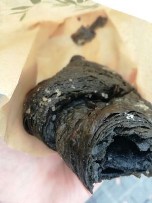 Black croissant, sooo goood at Santoni - When food is the solution in Barcelona