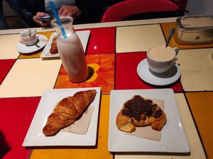 Milkshake, coffee with milk and chocolate and apricot croissants at Santoni - When food is the solution in Barcelona
